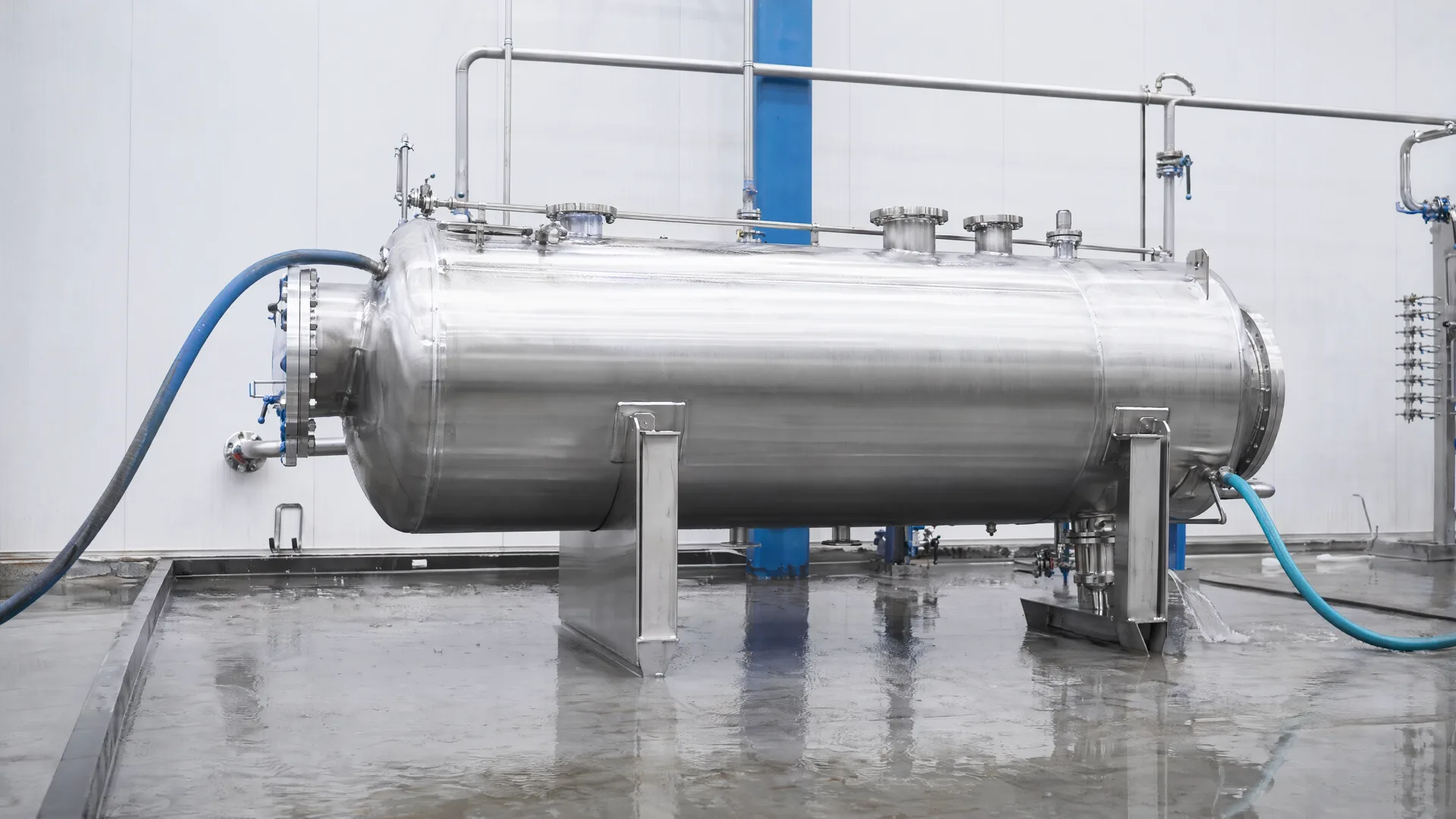 Controlled in-house hydrostatic water-test scene for a horizontal tank